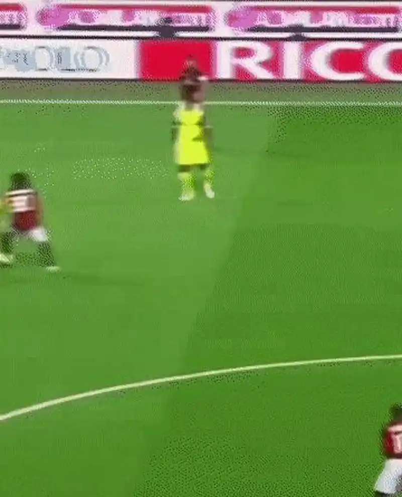 电讯报：切尔西想签哈维-西蒙斯，但要先进行前场人员的转出.