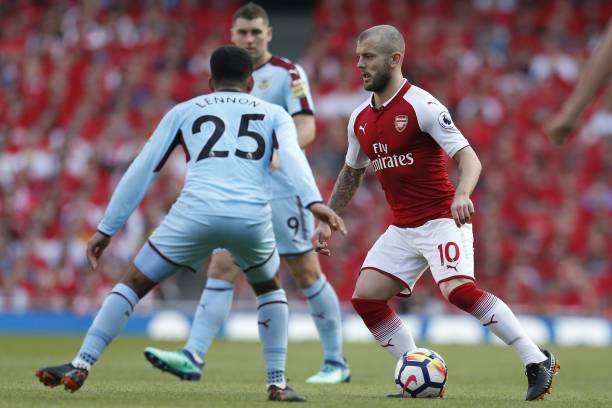 内马尔抚耳回击球迷&示意大点声，角球破门后模仿C罗坐广告牌庆祝.